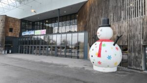 Entrée du bâtiment avec grand bonhomme de neige gonflable