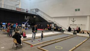 Familles jouant à des jeux dans un espace intérieur.