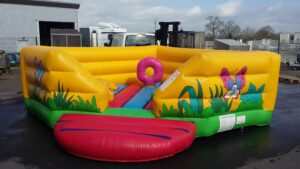 Château gonflable coloré pour enfants en extérieur