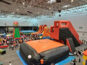 Parc d'attractions gonflables en intérieur avec enfants
