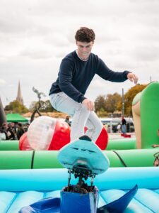 Homme surfant sur simulateur gonflable en extérieur