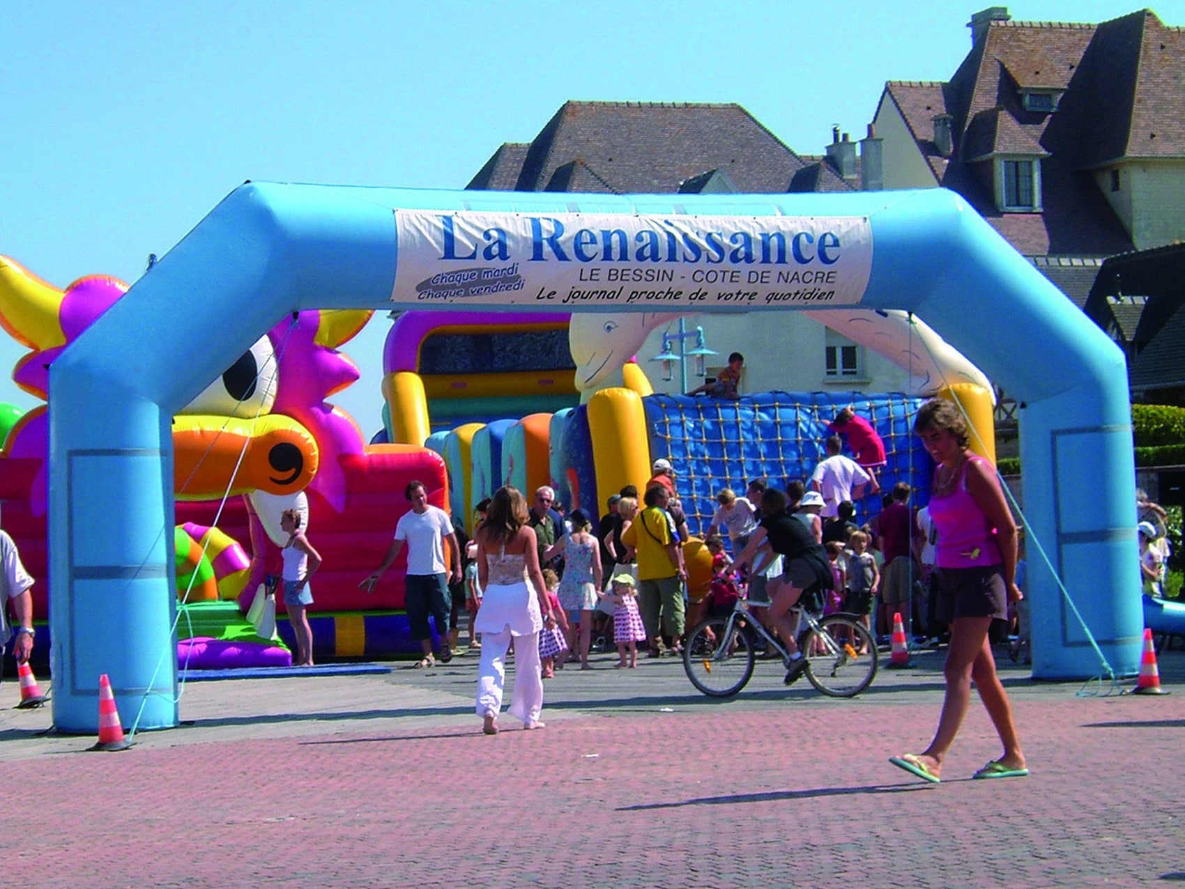 arche-bleu-gonflables-publicitaires-animations-loisirs-normandie-bretagne-ile-de-france