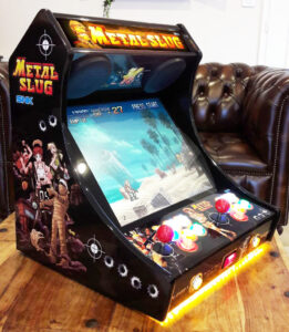 Borne d’arcade Metal Slug sur table en bois