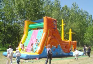 Enfants jouant sur un château gonflable pirate.