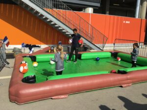 Enfants jouant au billard-foot gonflable en extérieur