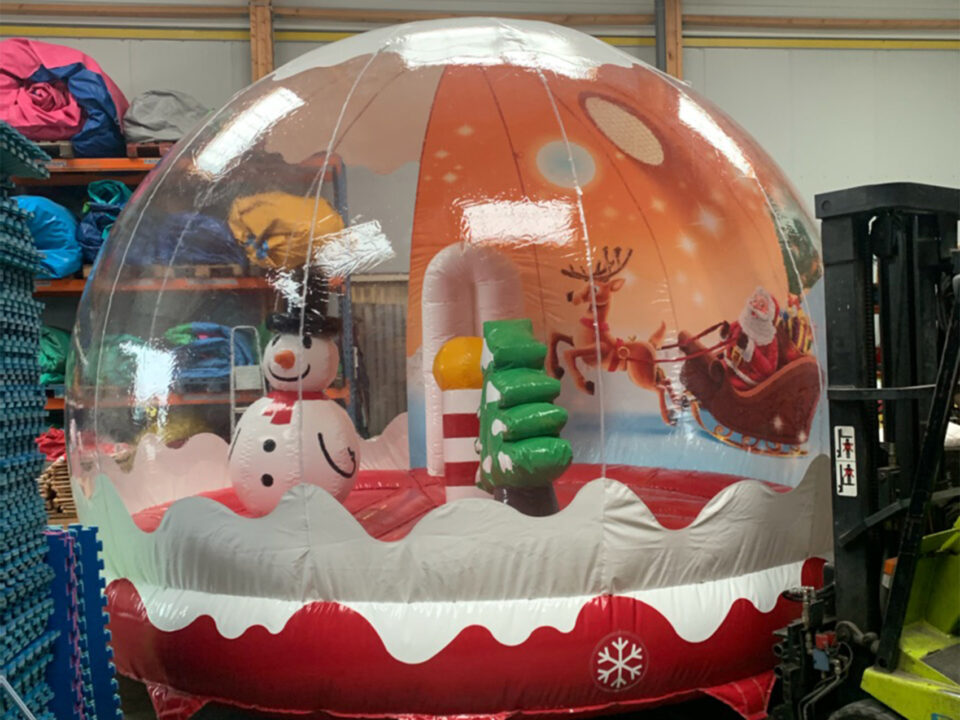 boule-neige-special-noel-gonflable-structures-animations-2