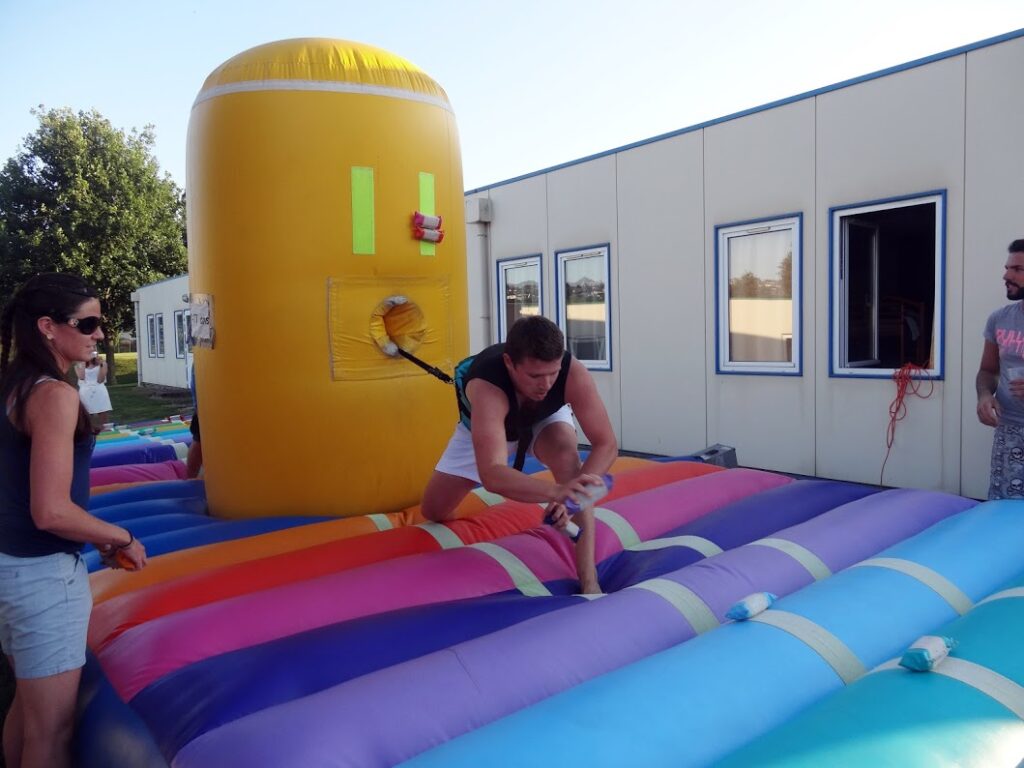 Personnes jouant sur un jeu gonflable coloré