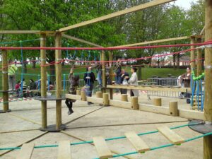 Enfants jouant sur un parcours d’aventure en bois.