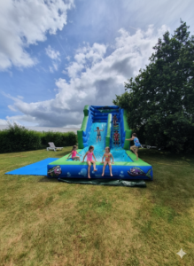 Enfants jouant sur un toboggan gonflable aquatique