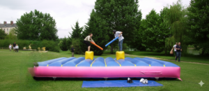 Deux personnes s’affrontent sur un jeu gonflable.