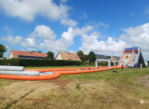 Toboggan gonflable géant sur terrain herbeux ensoleillé