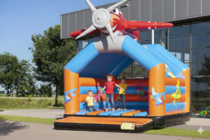 Enfants jouant dans un château gonflable avion