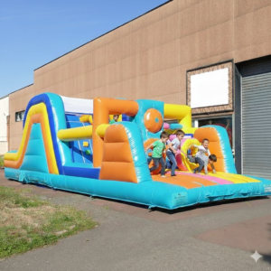 Enfants jouant sur un château gonflable coloré