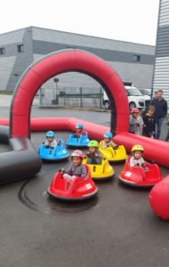 Enfants jouant aux auto-tamponneuses colorées en extérieur