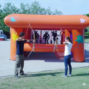 Deux personnes tirent à l’arc sur cible gonflable.