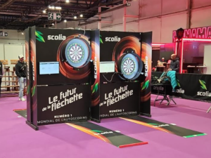 Stands de fléchettes électroniques dans un salon.