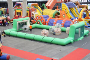 Parc de jeux gonflables intérieur pour enfants.