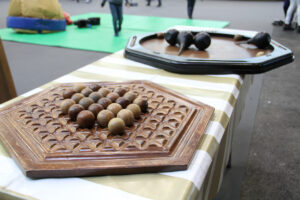 Jeux de société traditionnels en bois sur une table