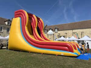 Toboggan gonflable coloré lors d’un événement extérieur