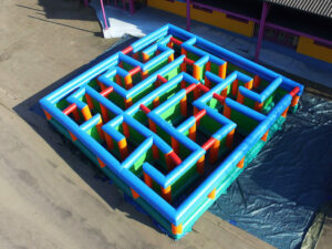 Labyrinthe gonflable coloré en plein air