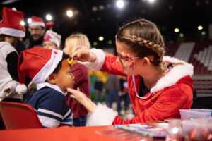 Enfant déguisé peint pour une fête de Noël.