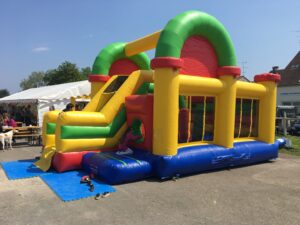 Château gonflable coloré lors d’une fête en plein air