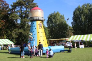 Enfants grimpant sur mur d'escalade gonflable en plein air
