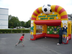 Enfant jouant au tir de foot gonflable