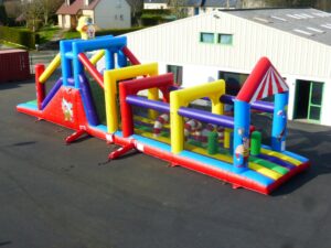 Château gonflable coloré pour enfants en extérieur
