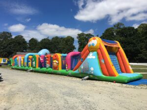 Grand château gonflable coloré pour enfants en extérieur