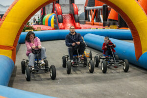 Famille faisant une course de kart à pédales