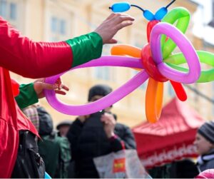 Personne tenant un papillon coloré en ballons