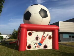 Structure gonflable de football avec grande balle.